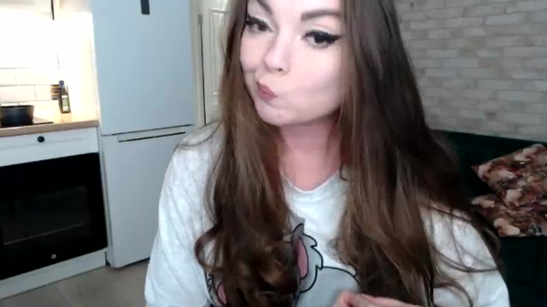 Gallery image thumbnail from HoneypotSpy's myfreecams stream on, 11/19/2024, 18:36 image 15 of 20