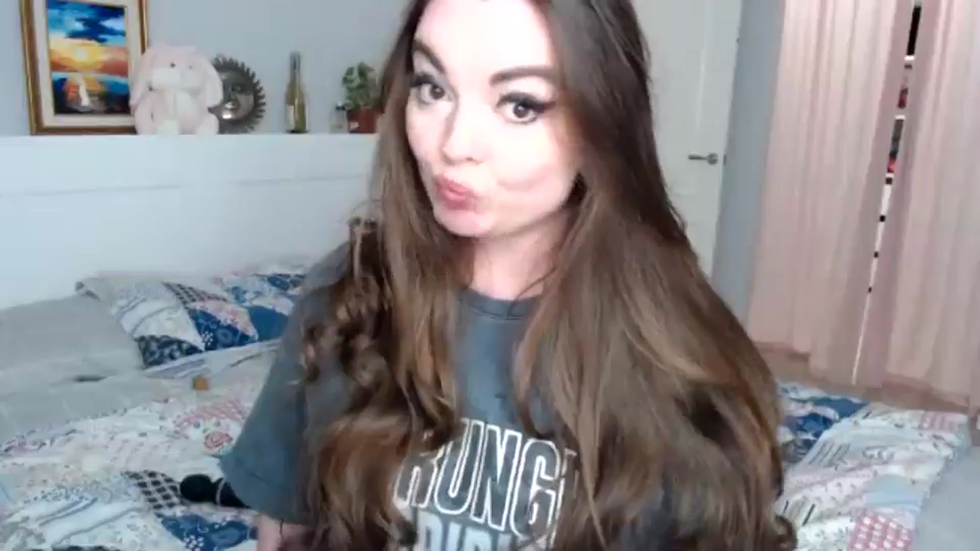 Gallery image thumbnail from HoneypotSpy's myfreecams stream on, 12/31/2024, 16:21 image 17 of 20