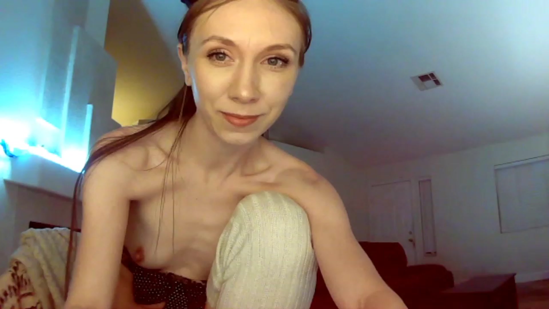 Gallery image thumbnail from HoneysRoom's myfreecams stream on, 12/12/2023, 04:30 image 6 of 20