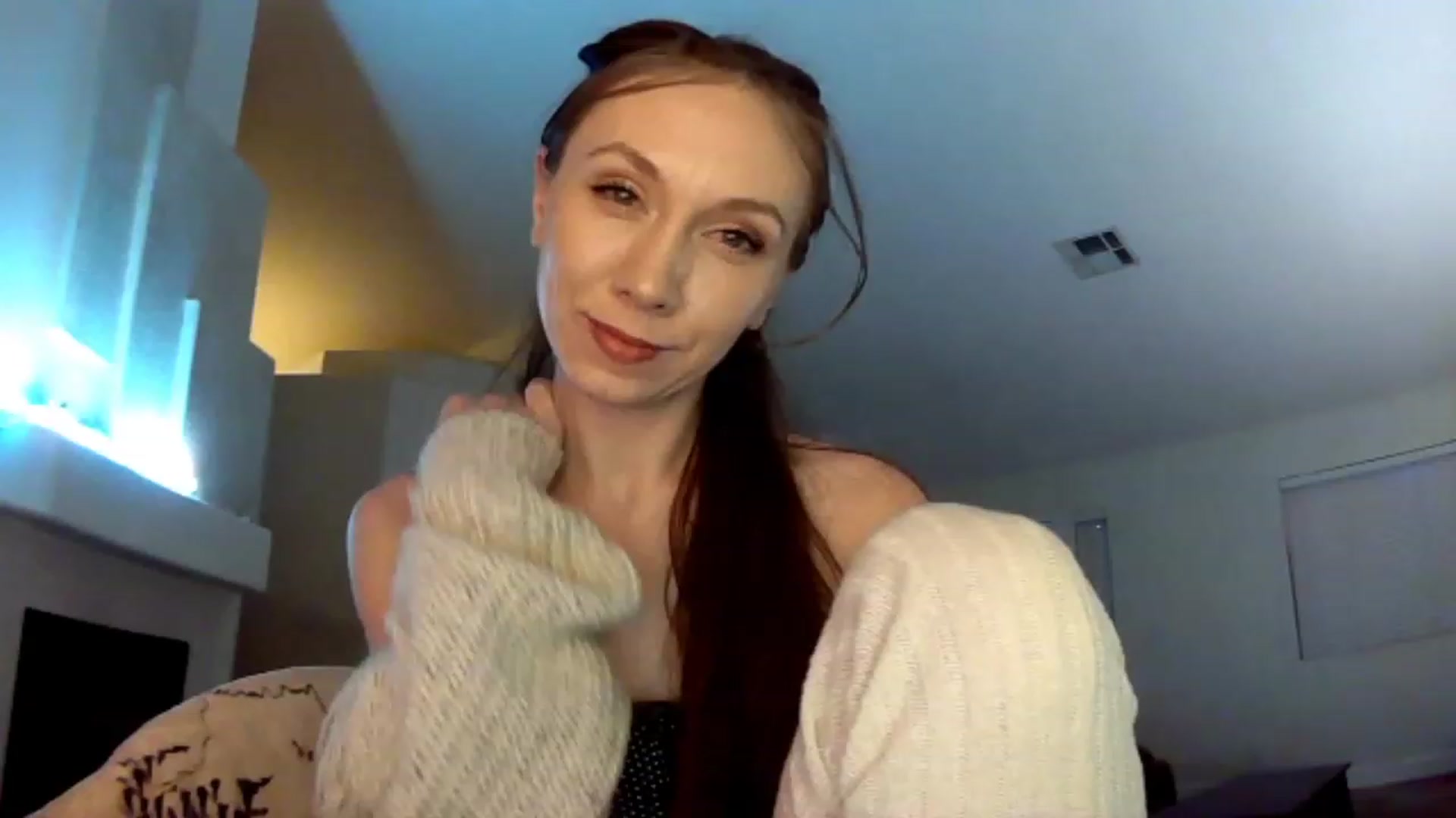 Gallery image thumbnail from HoneysRoom's myfreecams stream on, 12/12/2023, 05:45 image 17 of 20
