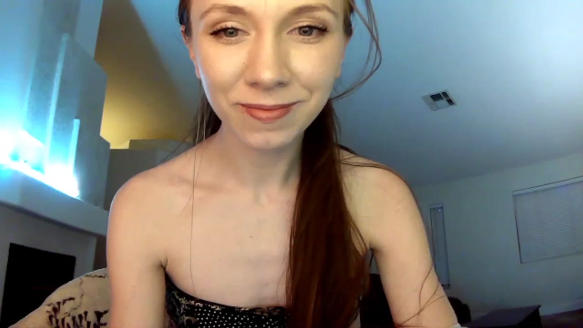 Gallery image thumbnail from HoneysRoom's myfreecams stream on, 12/12/2023, 05:45 image 18 of 20
