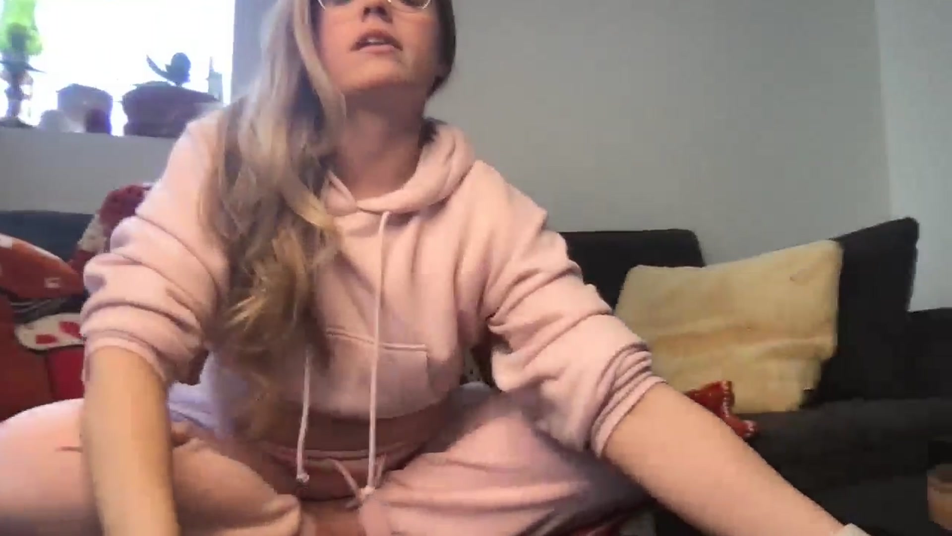 Gallery image thumbnail from Honeyshaker's myfreecams stream on, 03/05/2025, 15:05 image 12 of 20