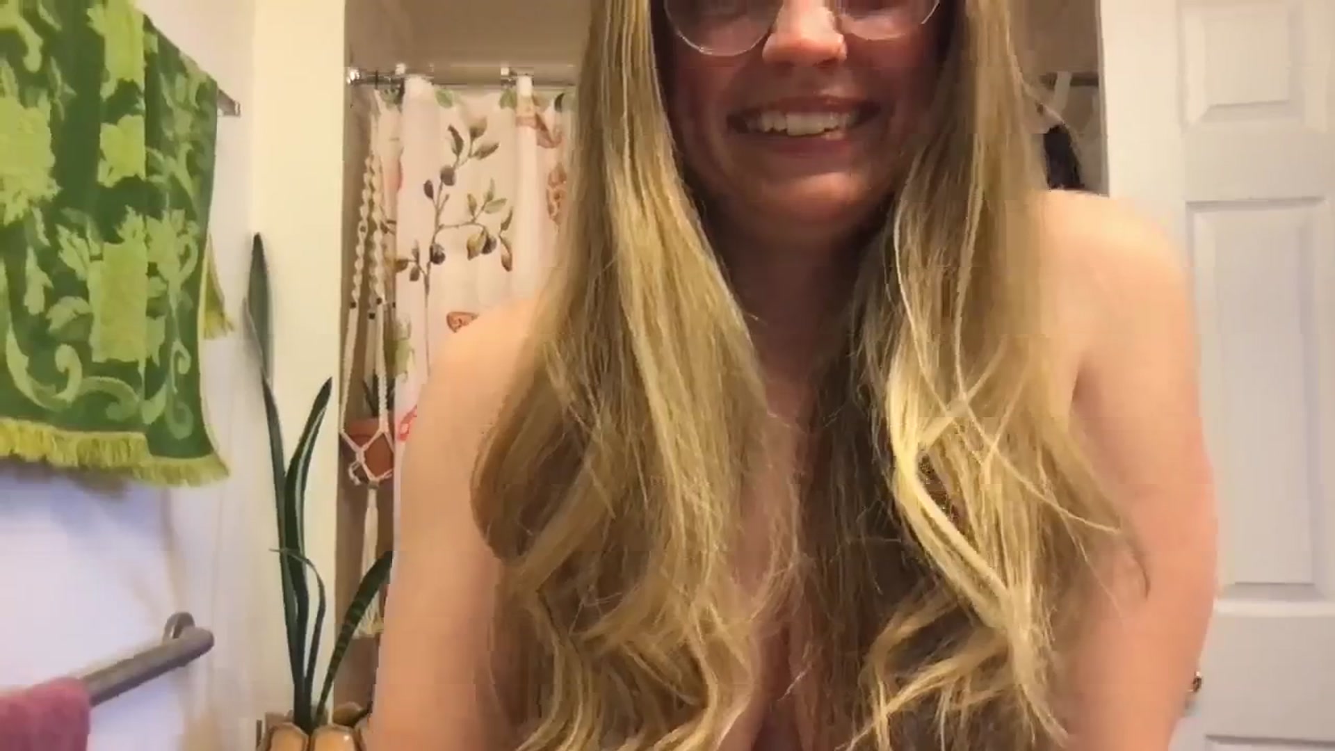 Gallery image thumbnail from Honeyshaker's myfreecams stream on, 03/16/2025, 15:29 image 2 of 20