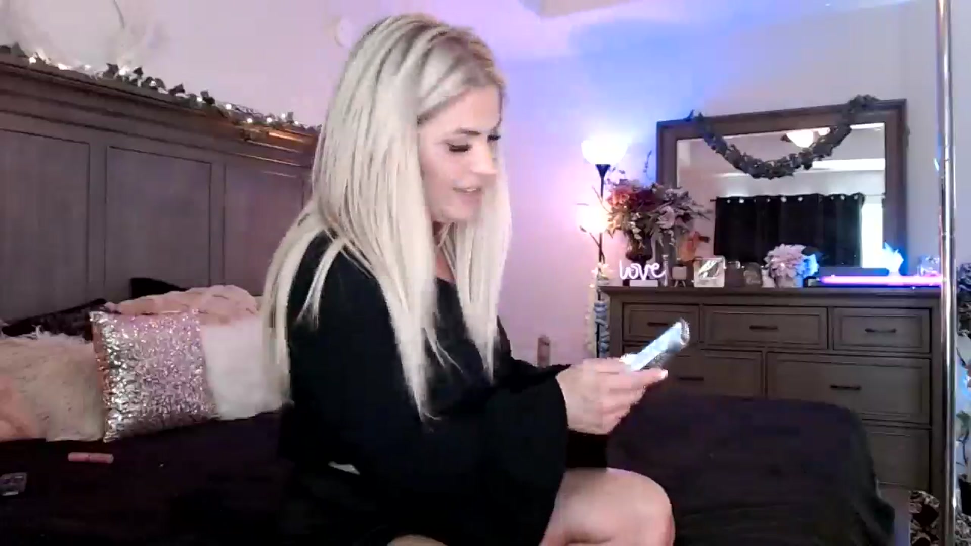 Gallery image thumbnail from HoochieCooch's myfreecams stream on, 09/30/2024, 18:25 image 9 of 20