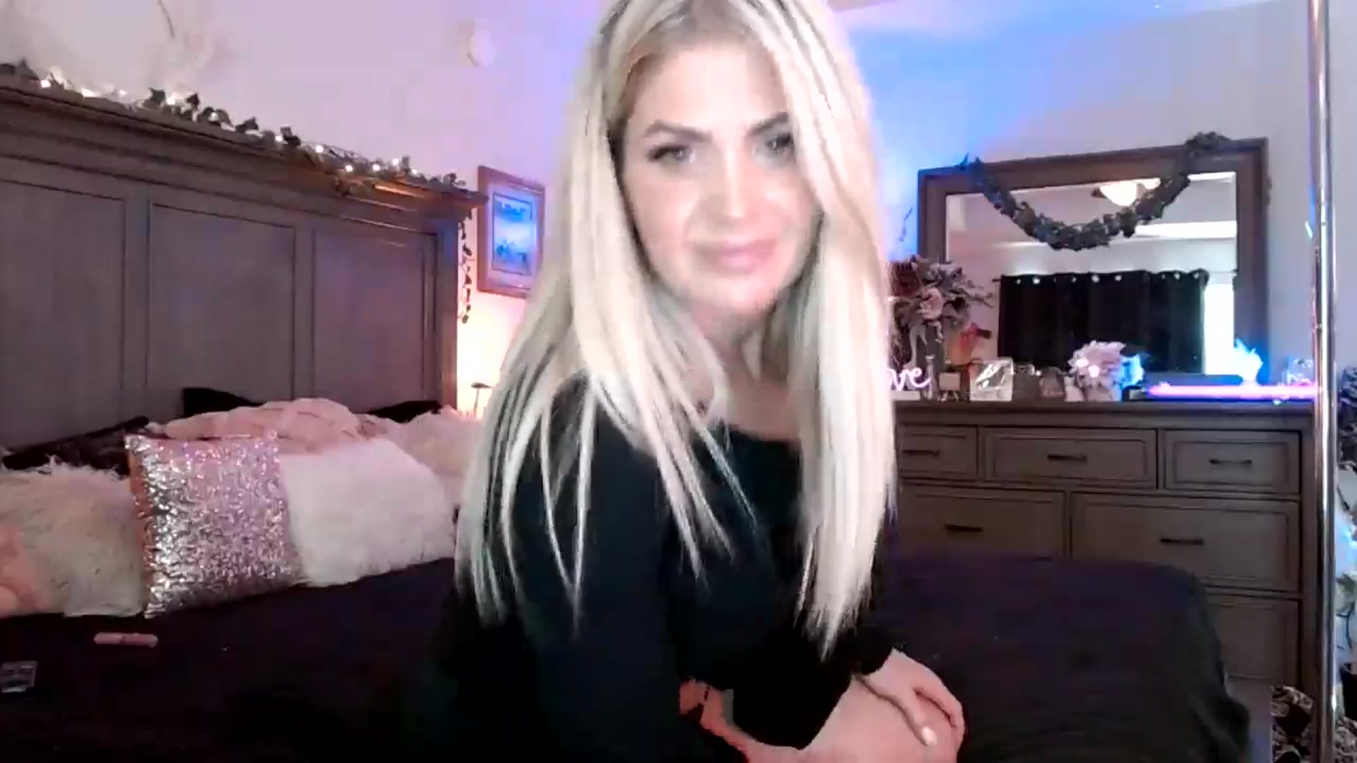 Gallery image thumbnail from HoochieCooch's myfreecams stream on, 09/30/2024, 18:25 image 4 of 20