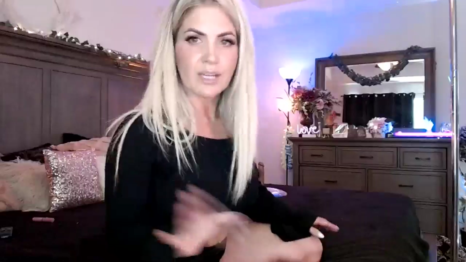 Gallery image thumbnail from HoochieCooch's myfreecams stream on, 09/30/2024, 18:25 image 5 of 20