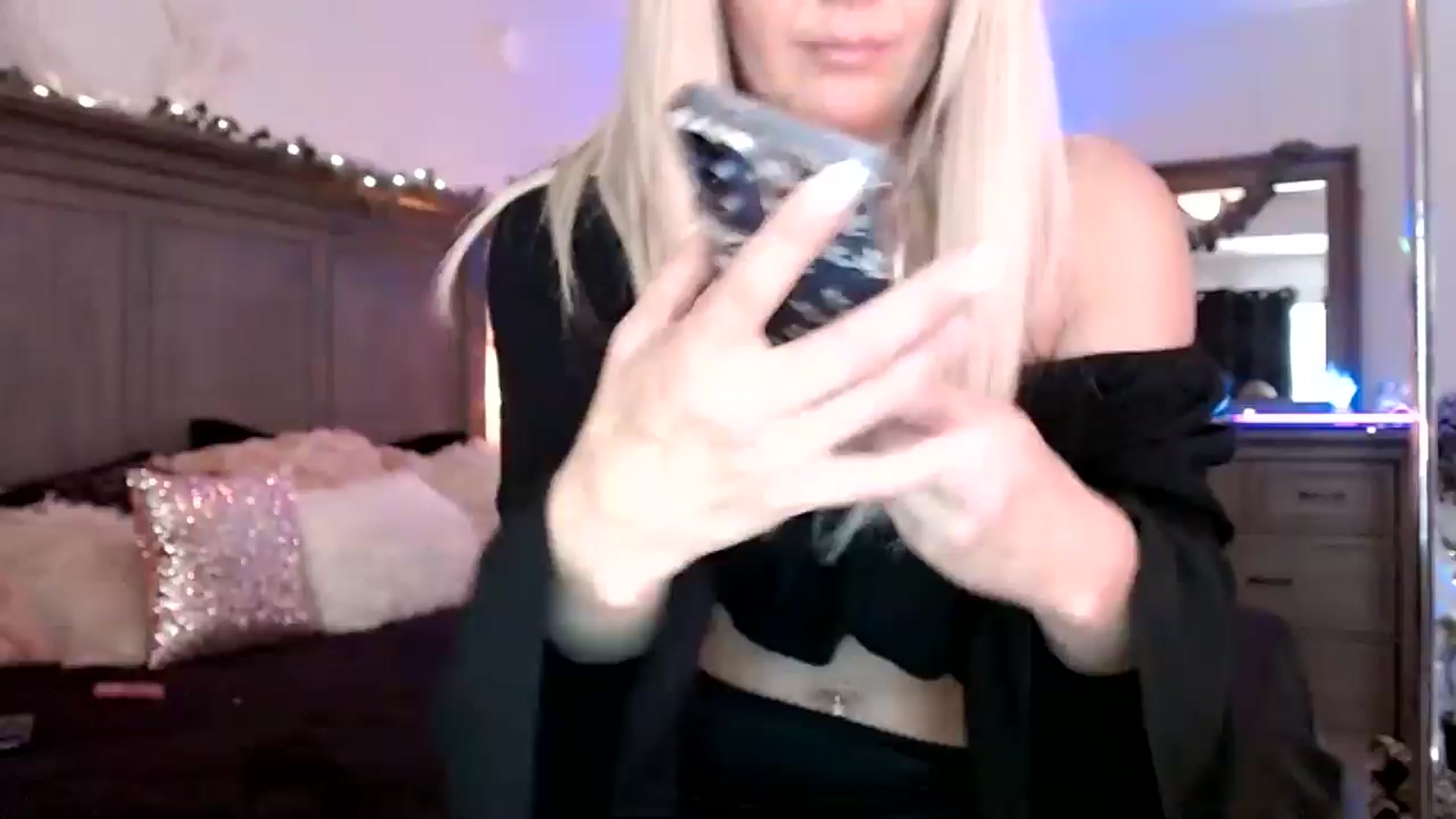Gallery image thumbnail from HoochieCooch's myfreecams stream on, 09/30/2024, 18:25 image 10 of 20