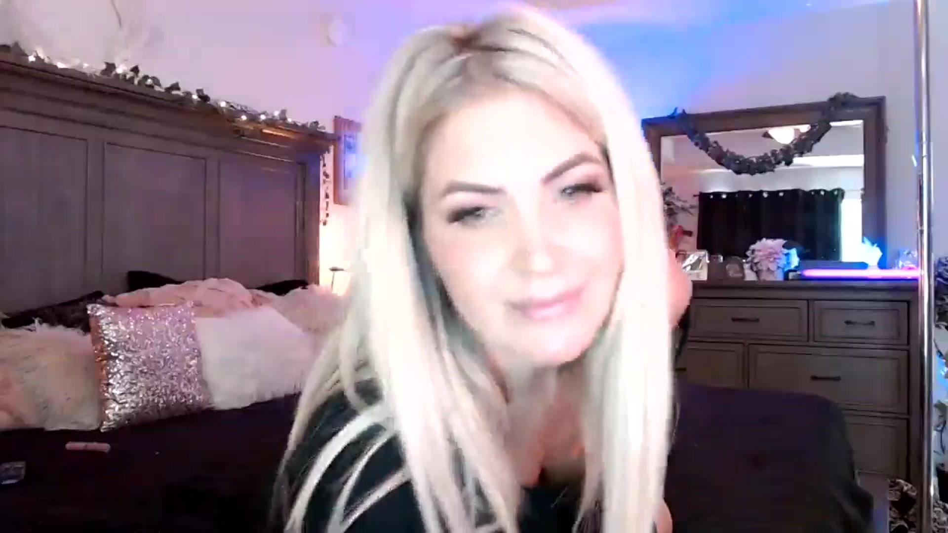 Gallery image thumbnail from HoochieCooch's myfreecams stream on, 09/30/2024, 18:25 image 6 of 20