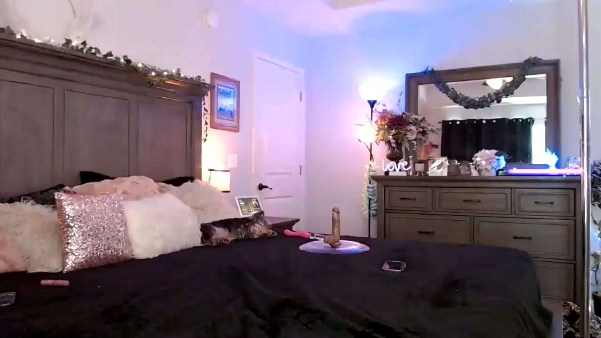 Gallery image thumbnail from HoochieCooch's myfreecams stream on, 09/30/2024, 18:25 image 14 of 20