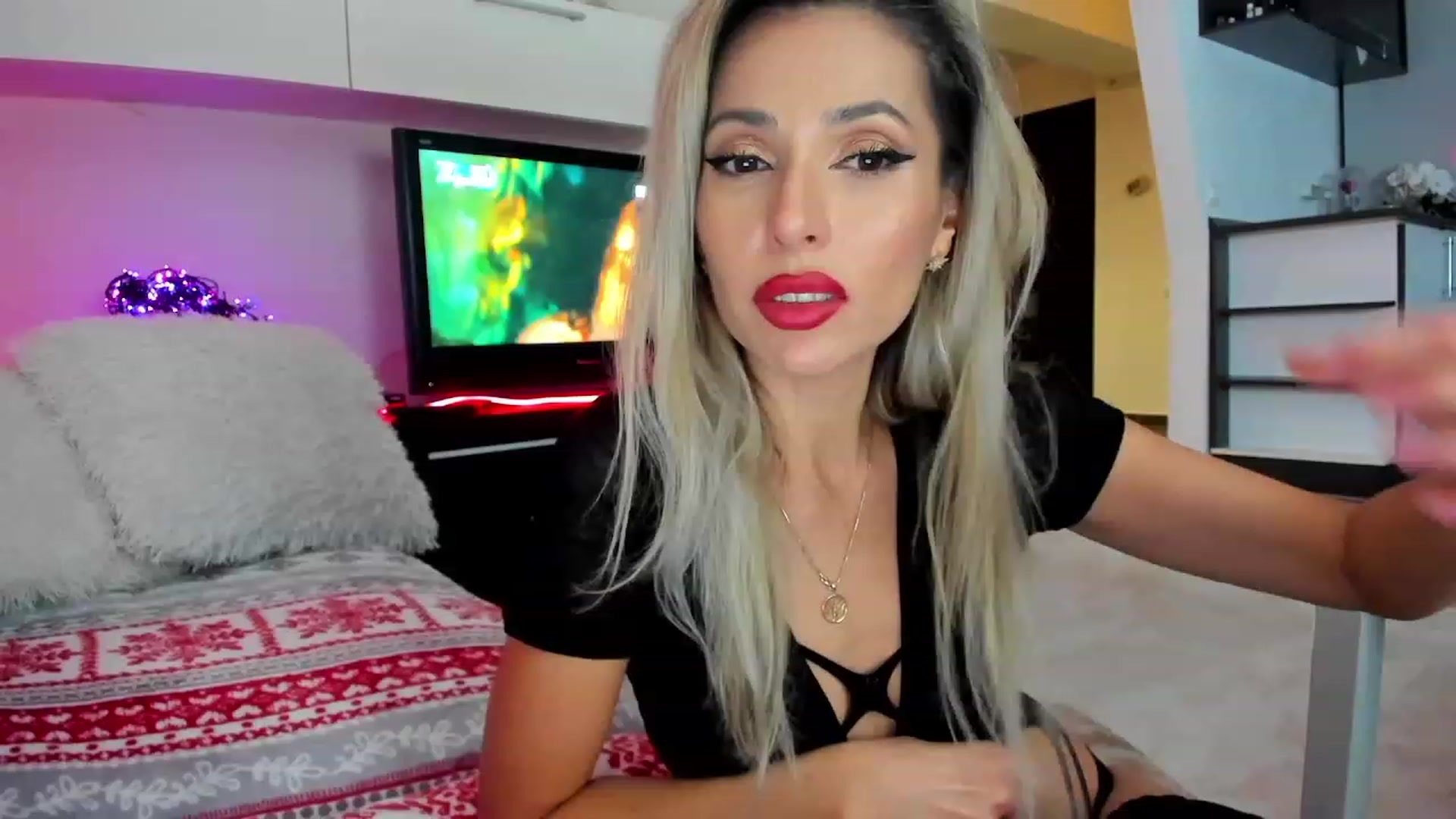 Gallery image thumbnail from Horny4Santa's myfreecams stream on, 12/16/2023, 02:41 image 16 of 20