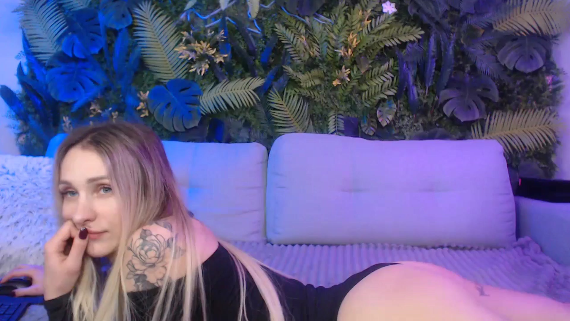 Gallery image thumbnail from Horny_Blond's myfreecams stream on, 12/06/2024, 14:45 image 10 of 20