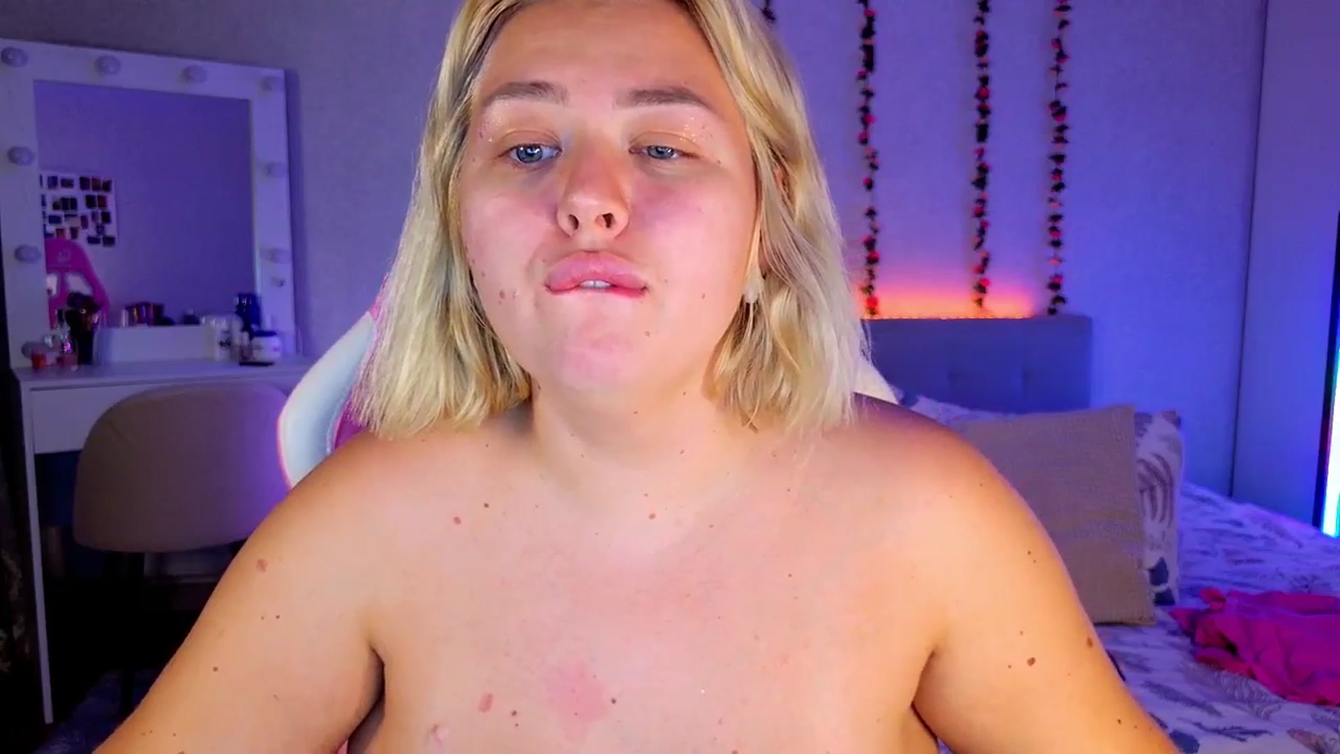 Gallery image thumbnail from Horny_Cake's myfreecams stream on, 04/05/2026, 12:33 image 13 of 20