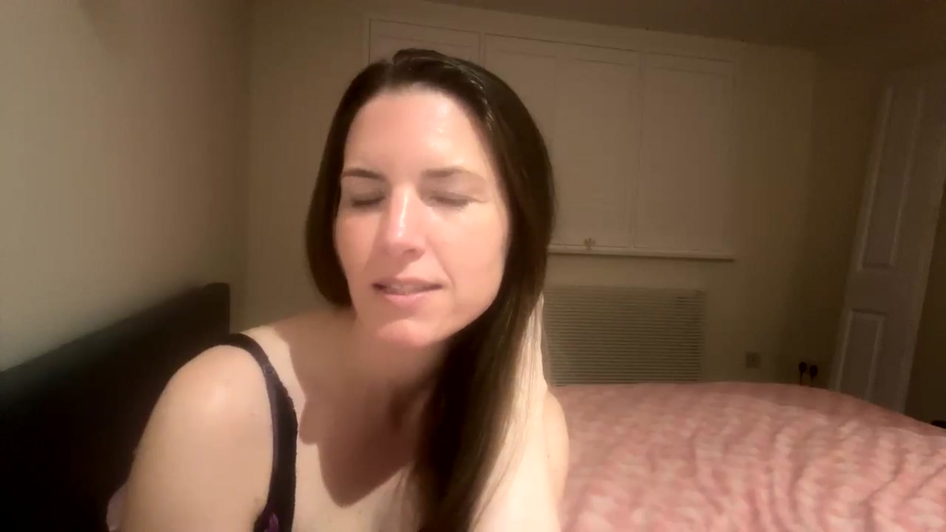 Gallery image thumbnail from Hornyharriet1's myfreecams stream on, 05/02/2024, 23:10 image 14 of 20