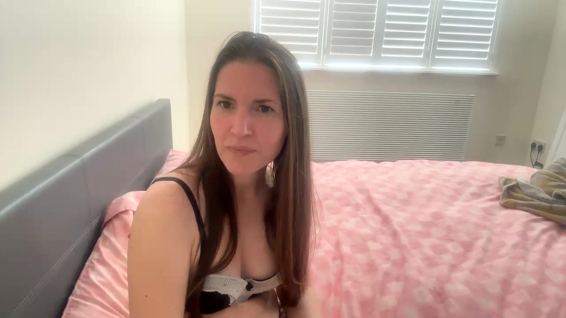 Gallery image thumbnail from Hornyharriet1's myfreecams stream on, 05/08/2024, 13:49 image 17 of 20