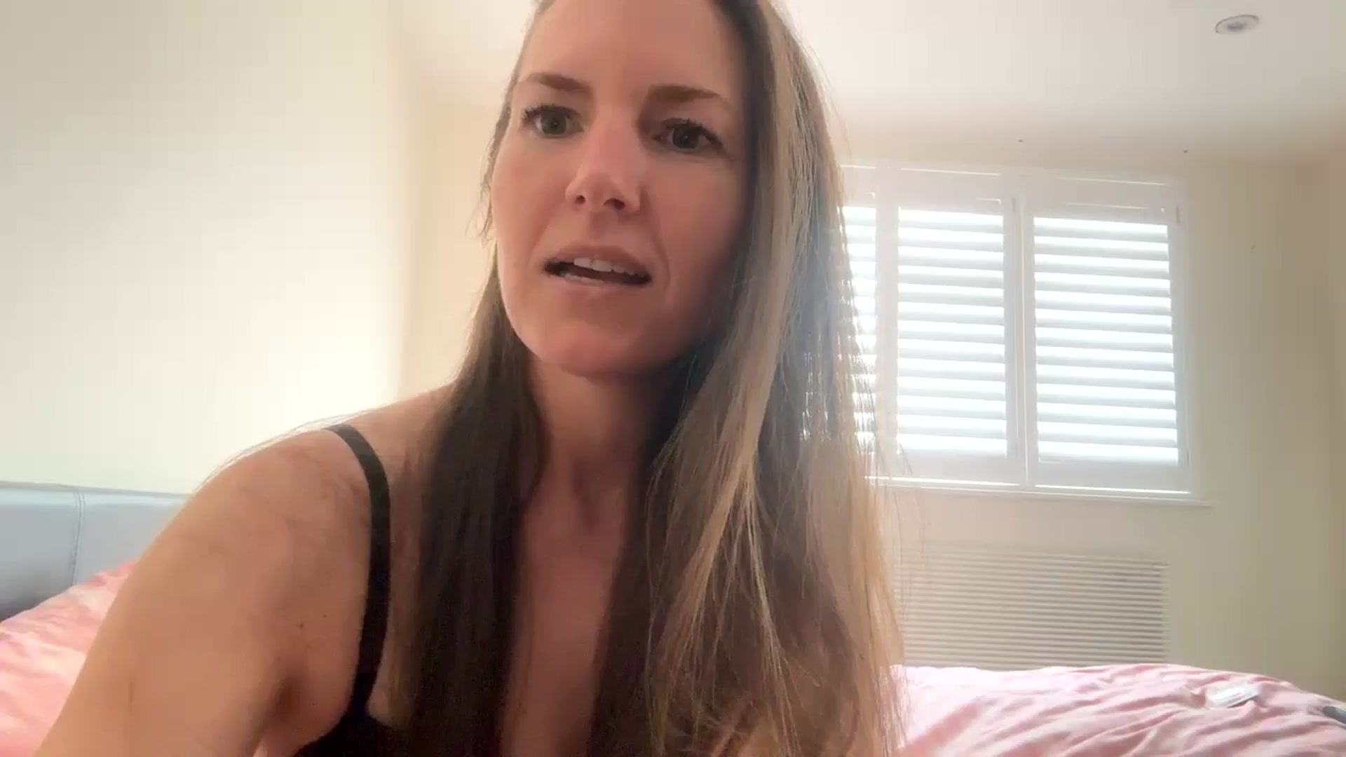 Gallery image thumbnail from Hornyharriet1's myfreecams stream on, 06/03/2024, 12:34 image 17 of 20