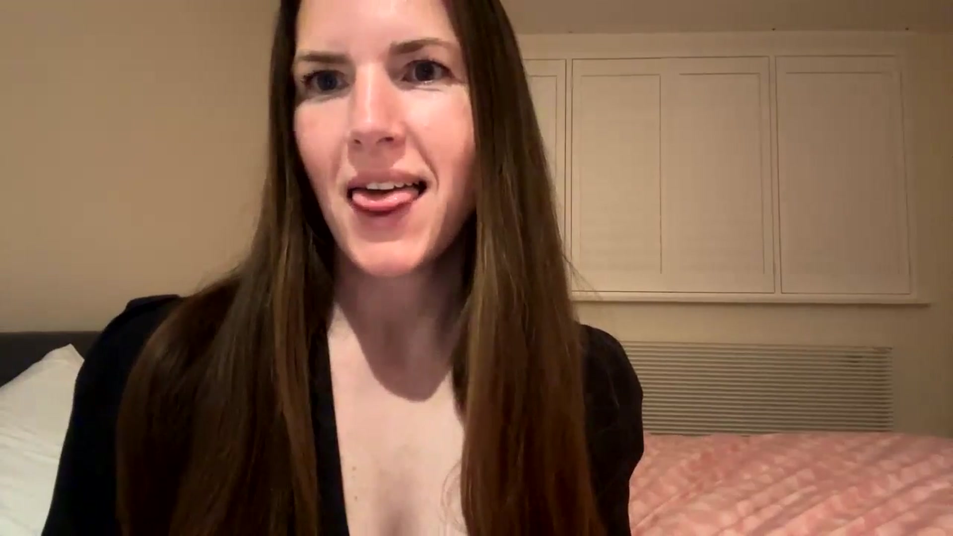 Gallery image thumbnail from Hornyharriet1's myfreecams stream on, 06/11/2024, 22:15 image 14 of 20