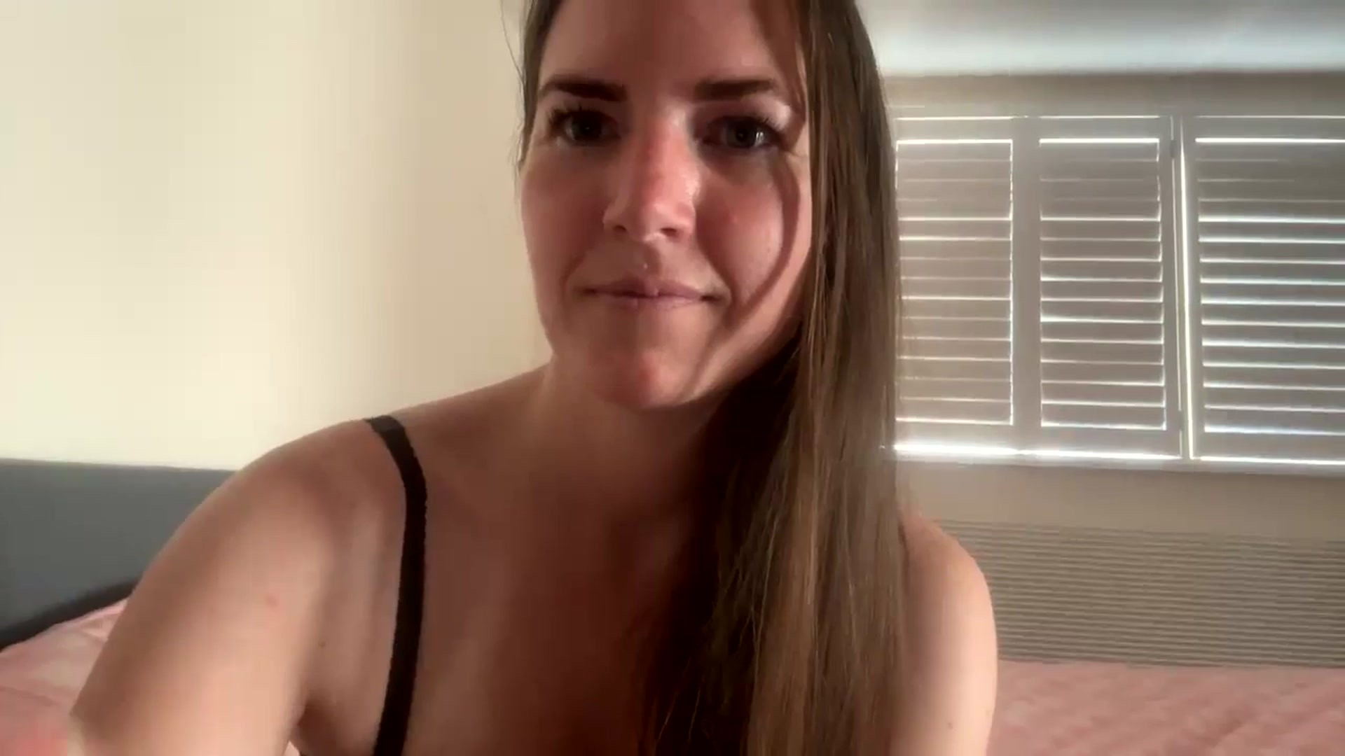 Gallery image thumbnail from Hornyharriet1's myfreecams stream on, 06/27/2024, 19:02 image 10 of 20