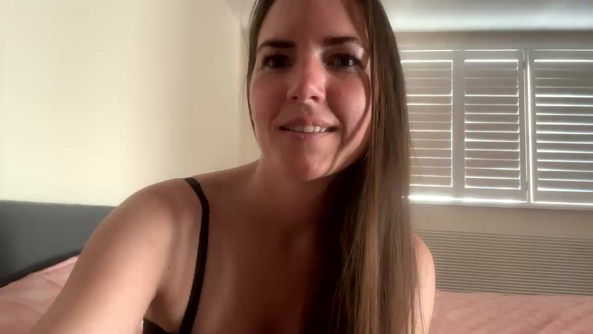 Gallery image thumbnail from Hornyharriet1's myfreecams stream on, 06/27/2024, 19:02 image 11 of 20