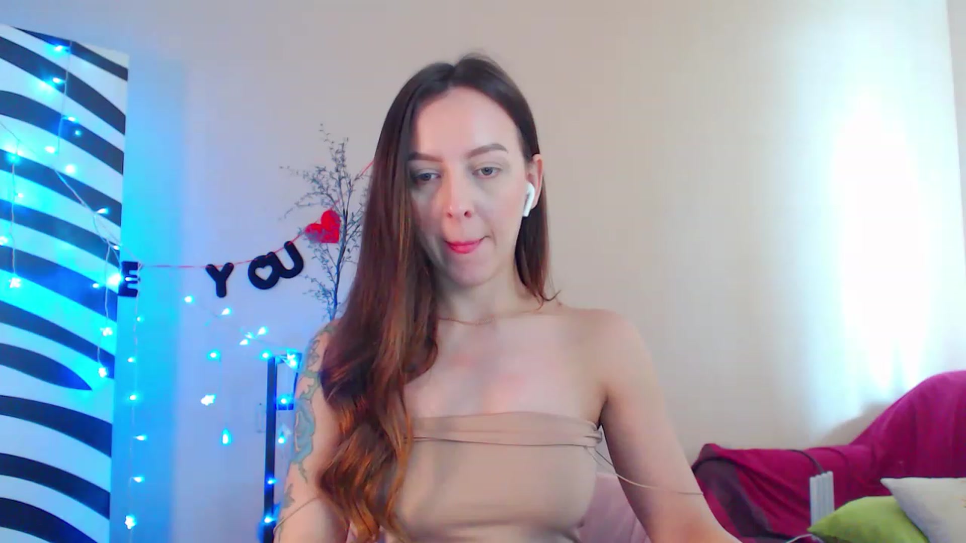 Gallery image thumbnail from HotAndSexyGi's myfreecams stream on, 04/13/2023, 13:22 image 4 of 20