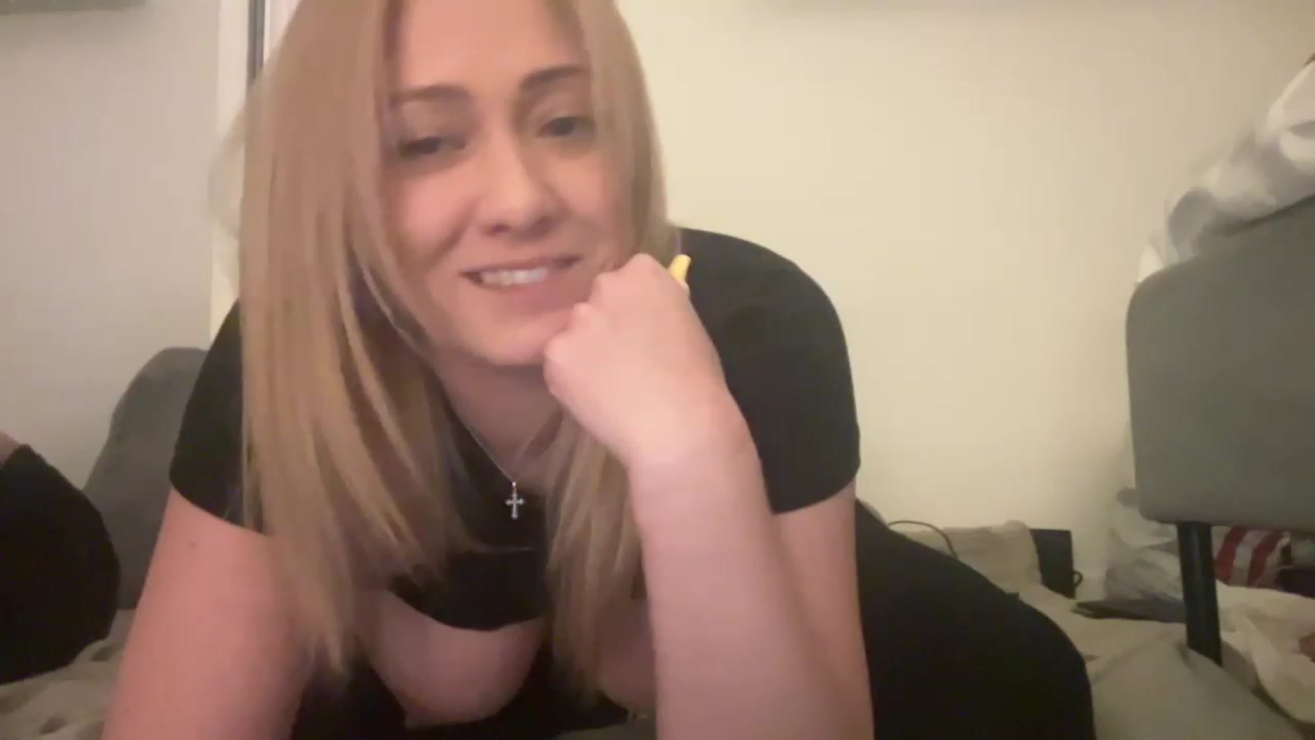 Gallery image thumbnail from HotBlondeSlut's myfreecams stream on, 11/23/2022, 10:19 image 2 of 20