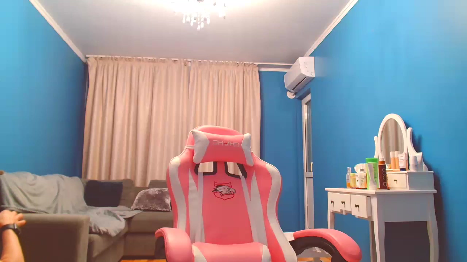 Gallery image thumbnail from HotCafeDelina's myfreecams stream on, 11/15/2022, 17:36 image 10 of 20