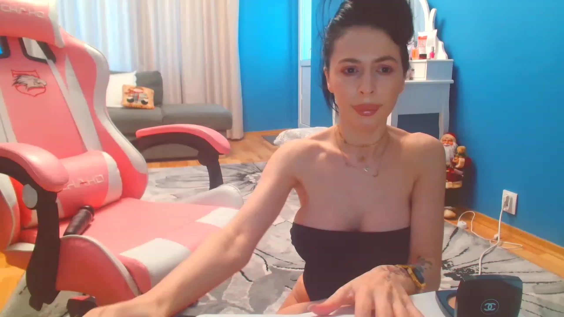 Gallery image thumbnail from HotCafeDelina's myfreecams stream on, 12/26/2022, 14:14 image 2 of 20