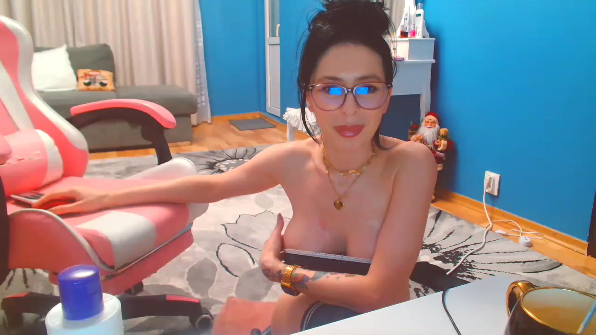 Gallery image thumbnail from HotCafeDelina's myfreecams stream on, 12/31/2022, 18:26 image 2 of 20