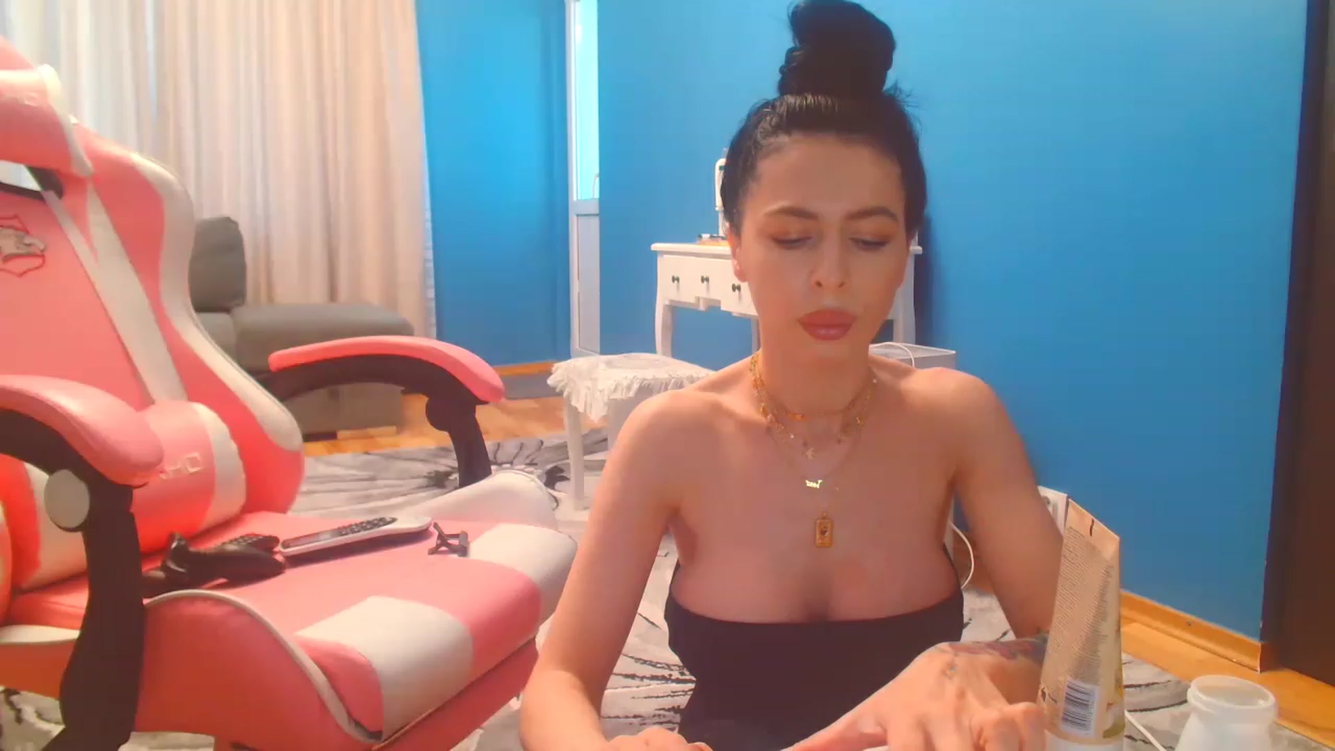 Gallery image thumbnail from HotCafeDelina's myfreecams stream on, 01/08/2023, 14:12 image 1 of 20