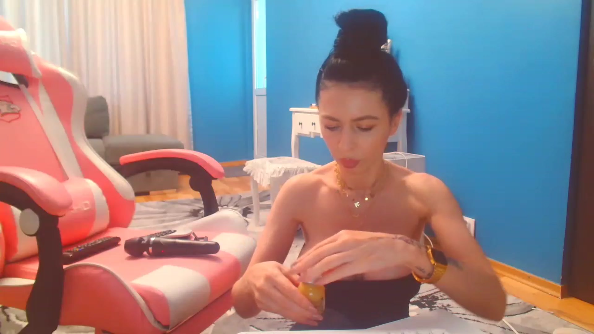 Gallery image thumbnail from HotCafeDelina's myfreecams stream on, 01/08/2023, 14:12 image 14 of 20