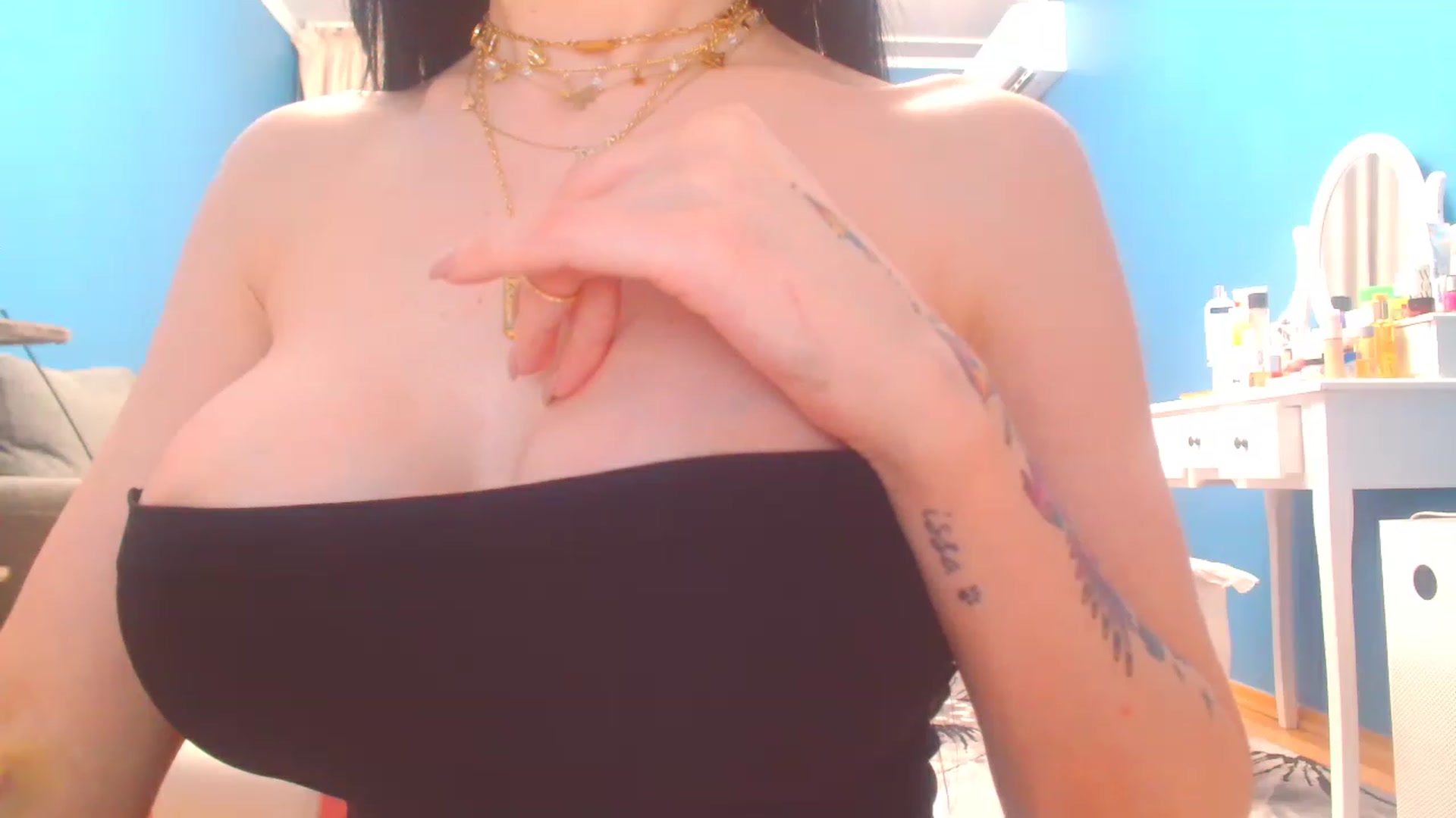 Gallery image thumbnail from HotCafeDelina's myfreecams stream on, 01/08/2023, 17:10 image 20 of 20