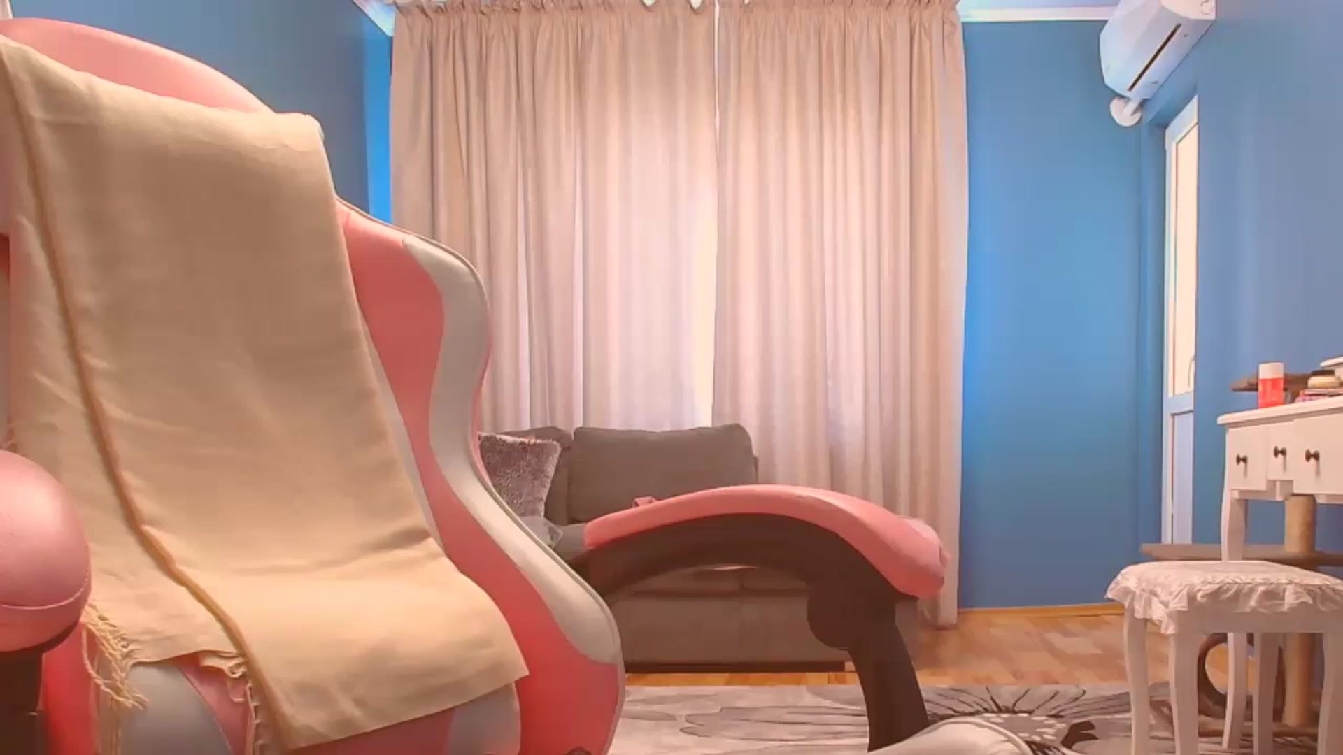 Gallery image thumbnail from HotCafeDelina's myfreecams stream on, 08/04/2023, 15:37 image 5 of 20