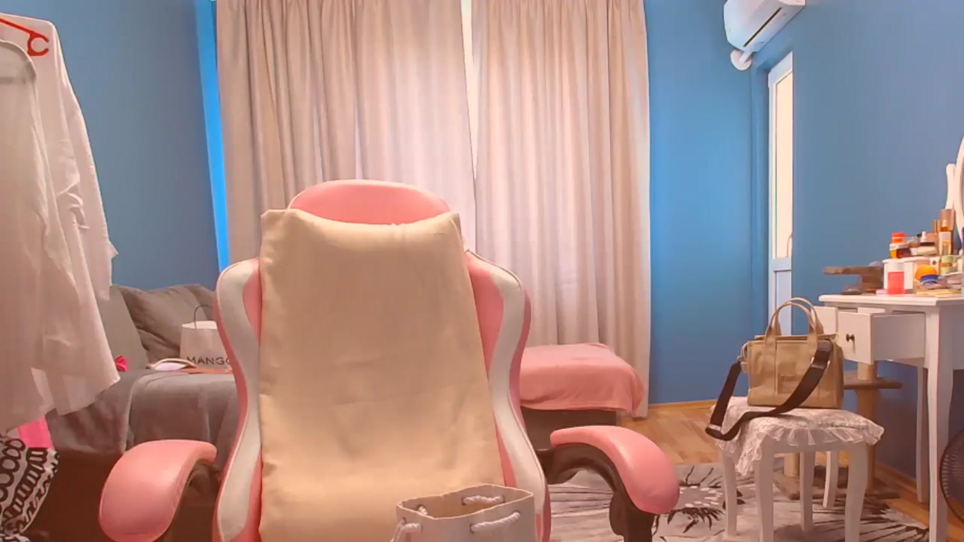 Gallery image thumbnail from HotCafeDelina's myfreecams stream on, 08/16/2023, 13:45 image 7 of 20
