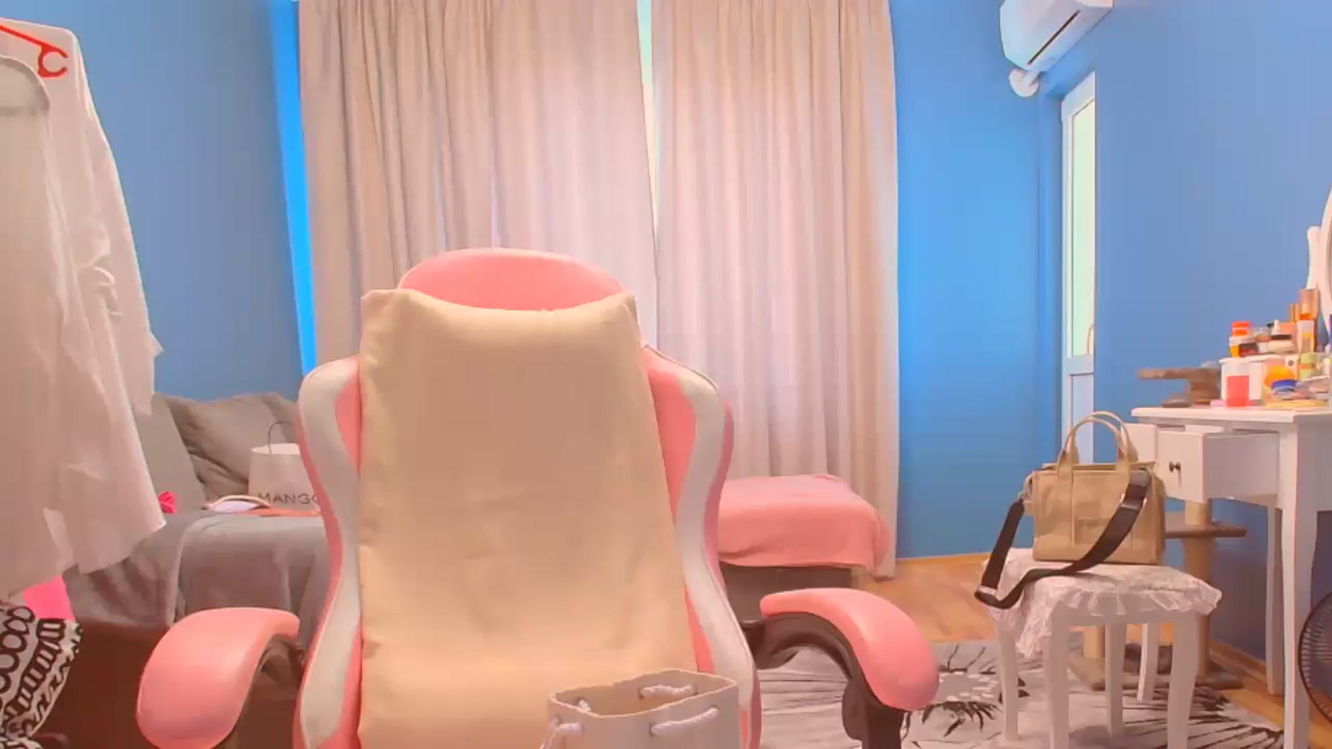 Gallery image thumbnail from HotCafeDelina's myfreecams stream on, 08/16/2023, 13:45 image 5 of 20