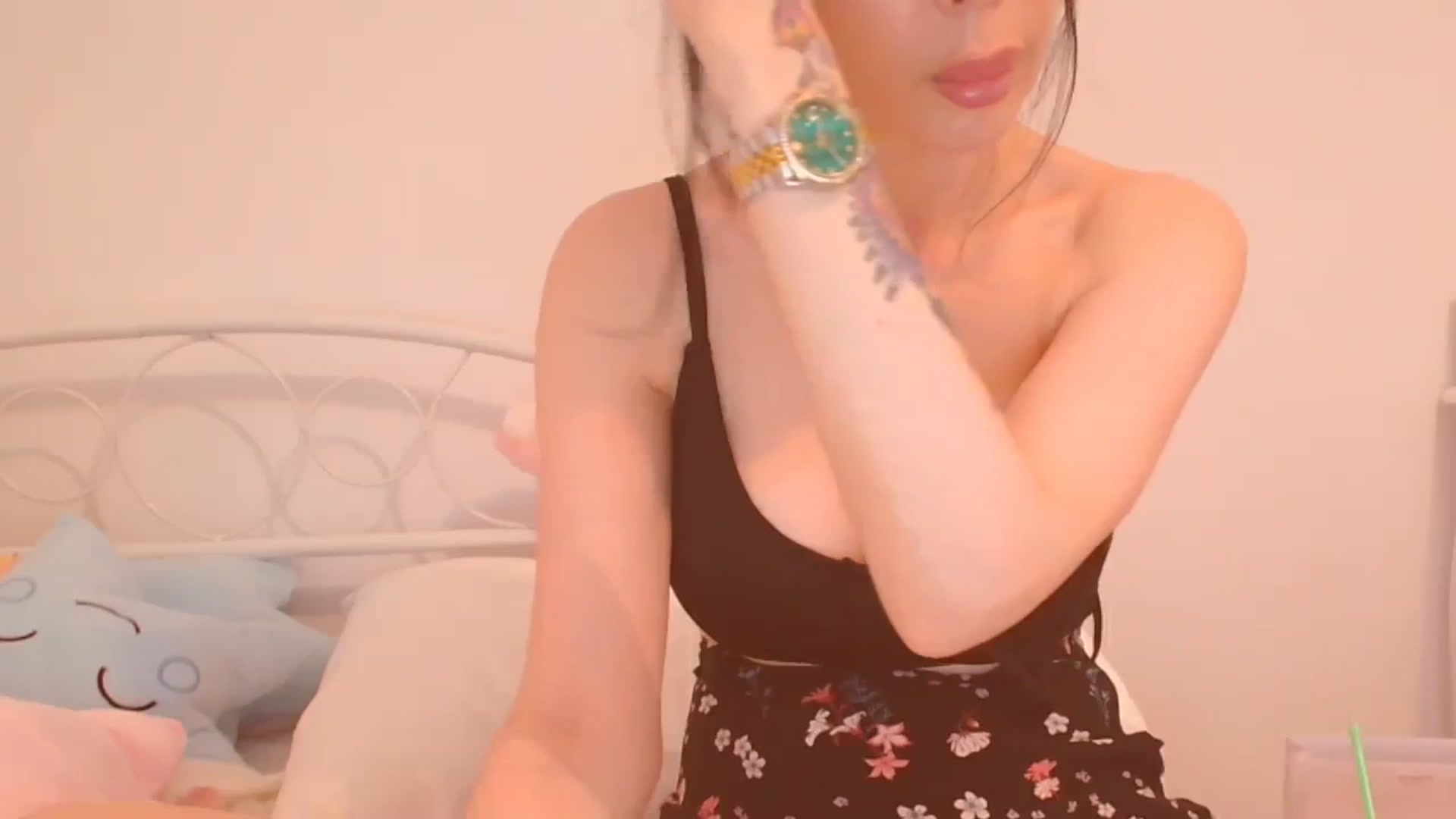 Gallery image thumbnail from HotCafeDelina's myfreecams stream on, 01/01/2024, 13:52 image 13 of 20