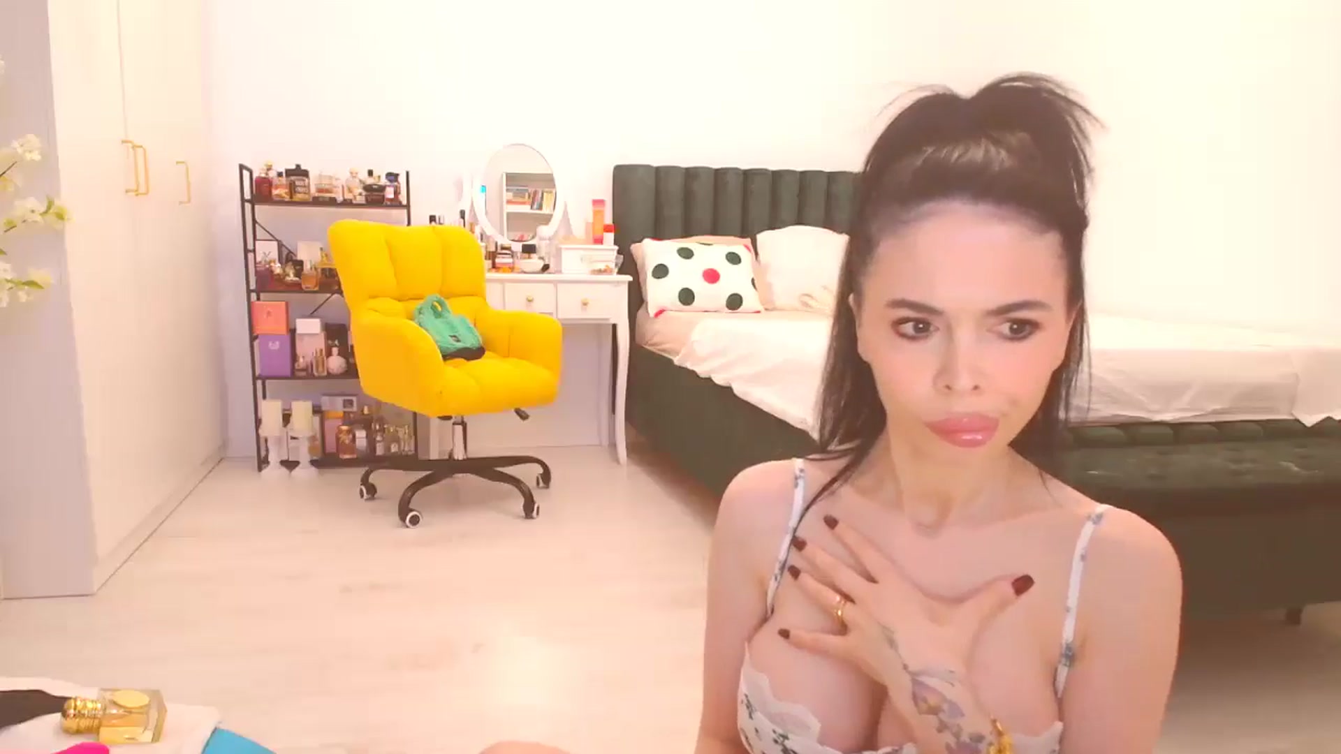 Gallery image thumbnail from HotCafeDelina's myfreecams stream on, 12/25/2025, 16:56 image 18 of 20