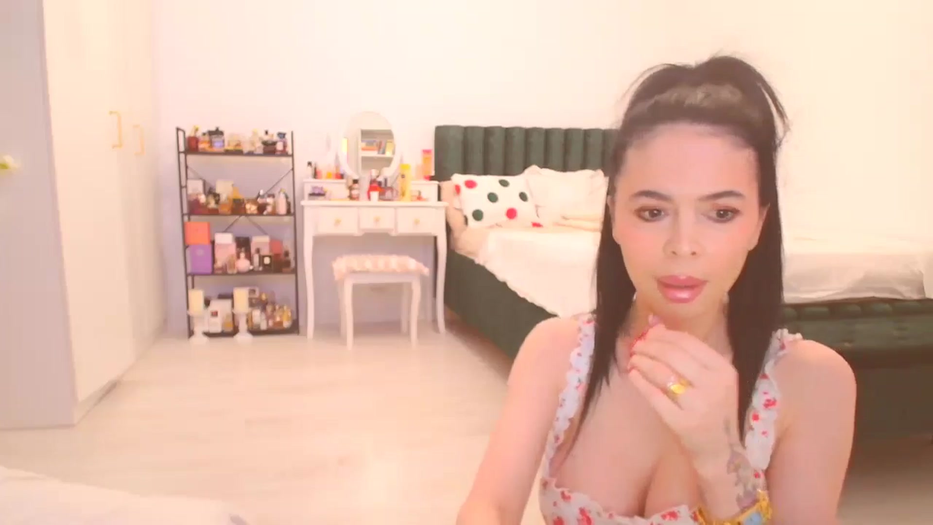 Gallery image thumbnail from HotCafeDelina's myfreecams stream on, 12/31/2025, 18:14 image 18 of 20