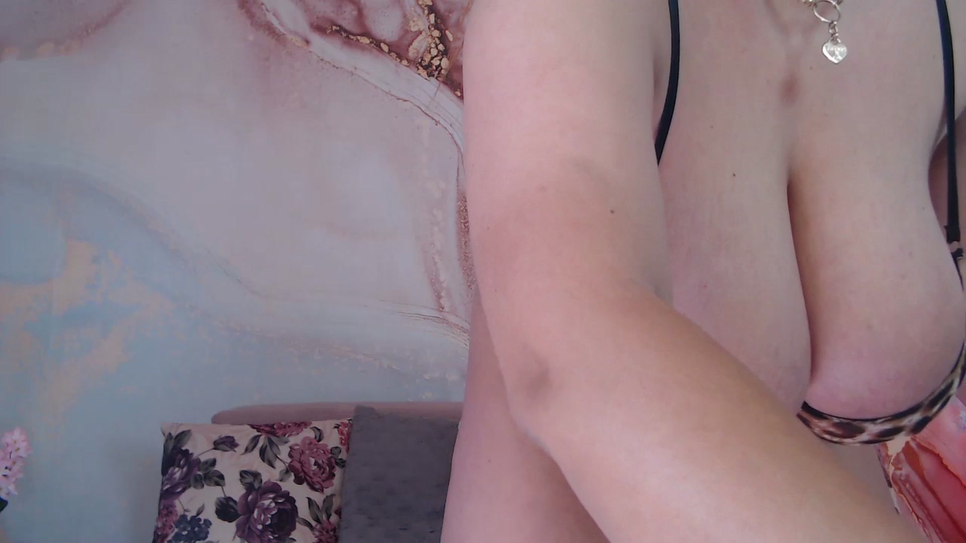 Gallery image thumbnail from HotCallia's myfreecams stream on, 05/13/2025, 07:08 image 19 of 20