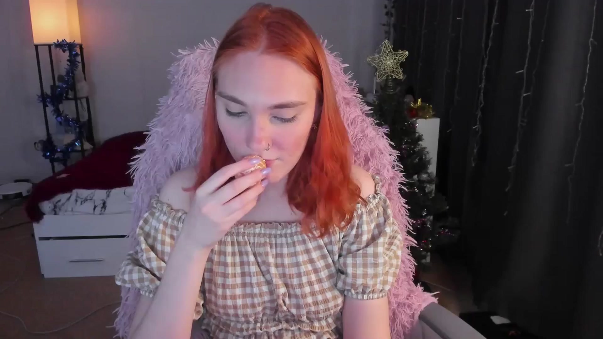Gallery image thumbnail from HotRedPipper's myfreecams stream on, 12/24/2025, 09:41 image 18 of 20