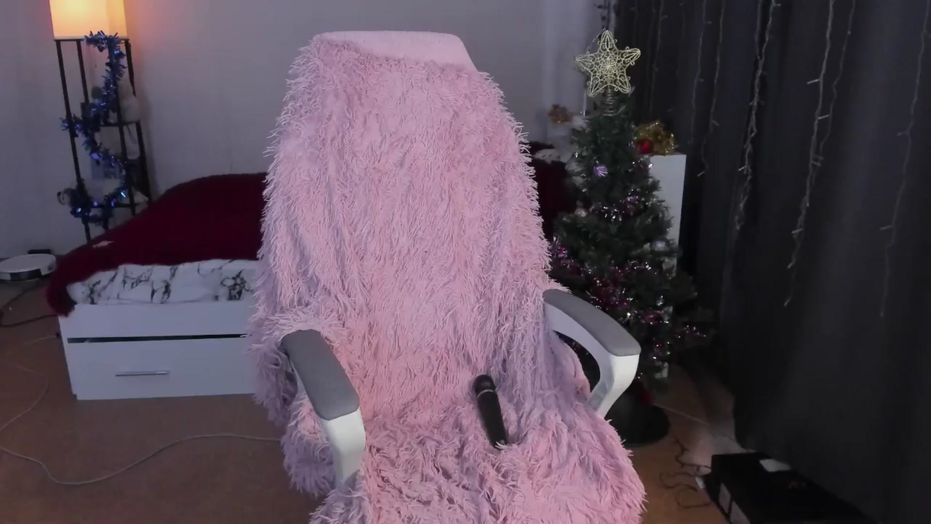 Gallery image thumbnail from HotRedPipper's myfreecams stream on, 12/24/2025, 09:41 image 7 of 20