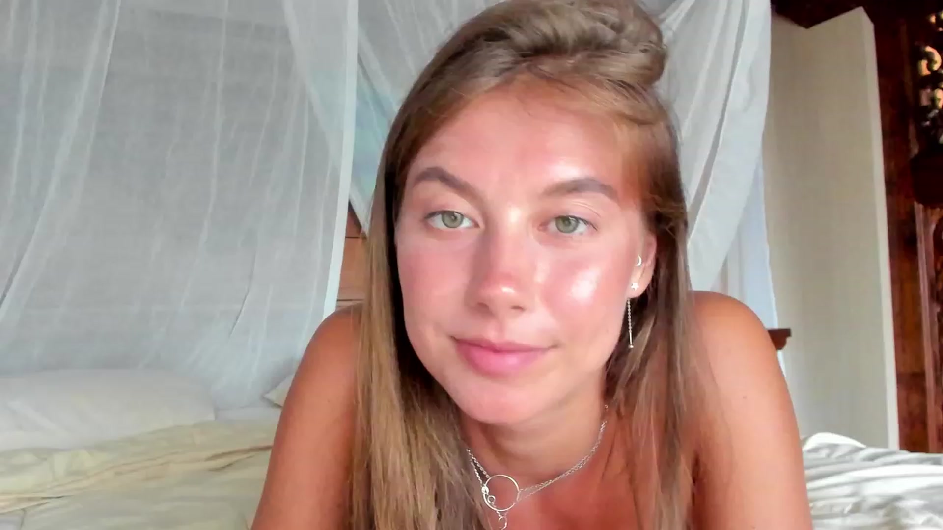 Gallery image thumbnail from HotUAJasNews's myfreecams stream on, 11/15/2022, 07:00 image 18 of 20