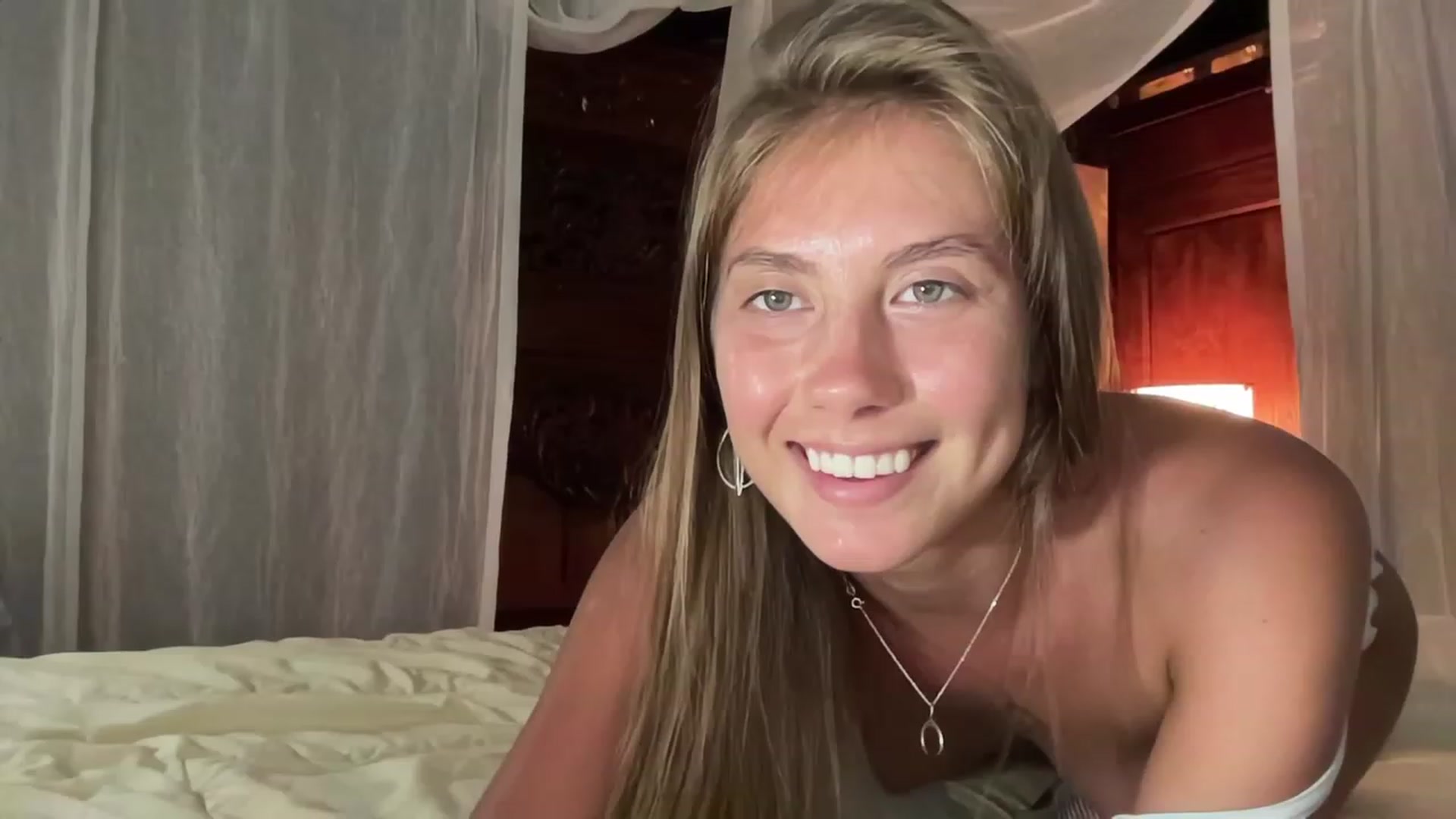Gallery image thumbnail from HotUAJasNews's myfreecams stream on, 12/01/2022, 11:24 image 10 of 20