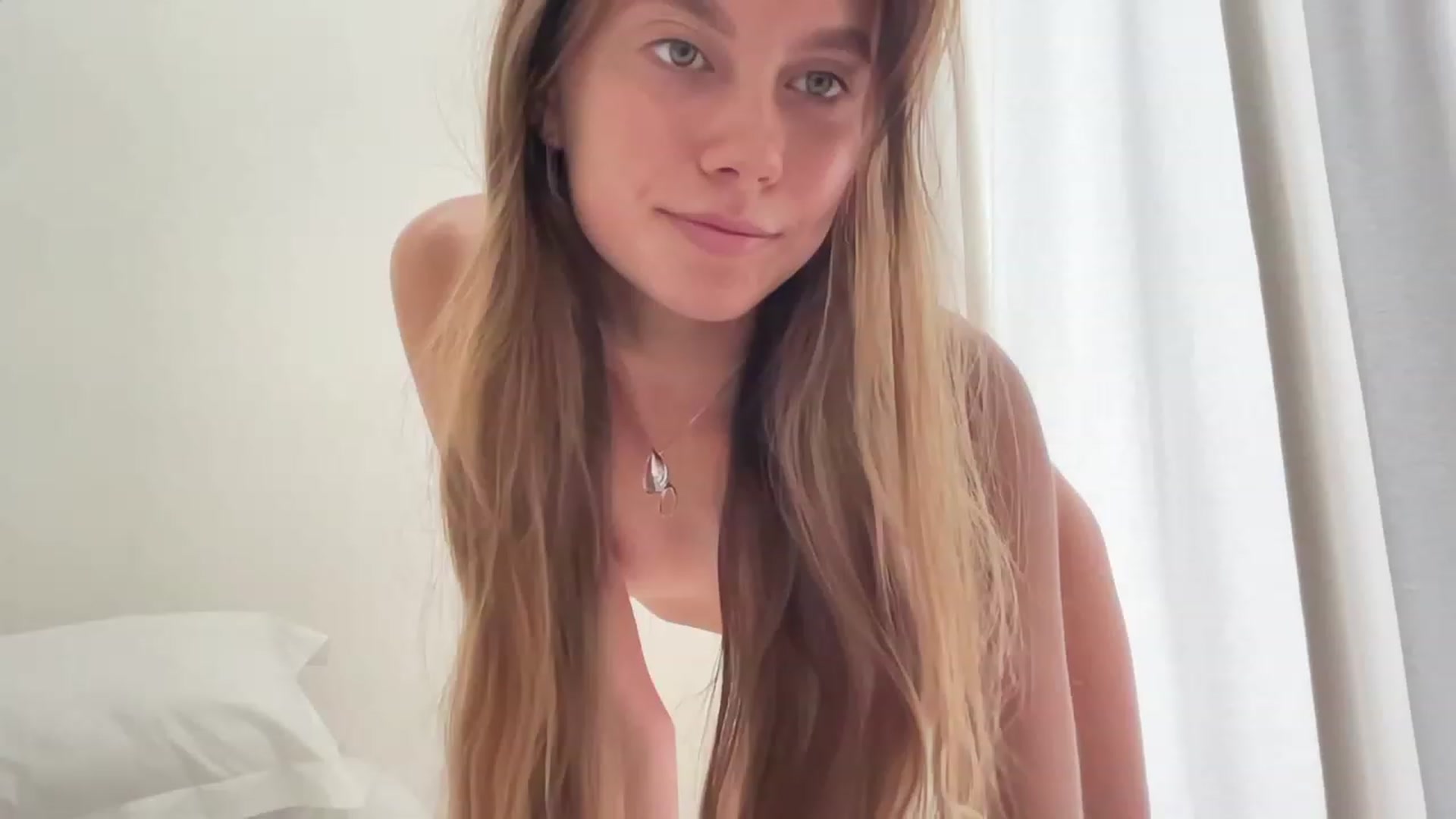 Gallery image thumbnail from HotUAJasNews's myfreecams stream on, 12/26/2022, 23:47 image 14 of 20