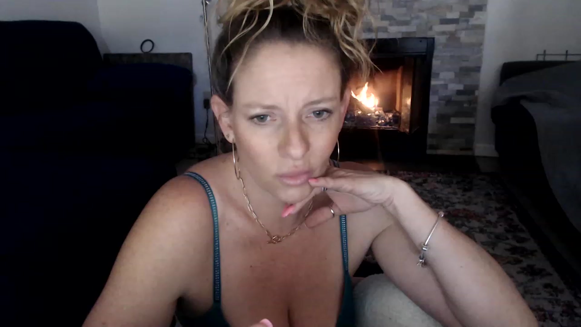 Gallery image thumbnail from HotWifeSallie's myfreecams stream on, 01/21/2023, 20:32 image 6 of 20