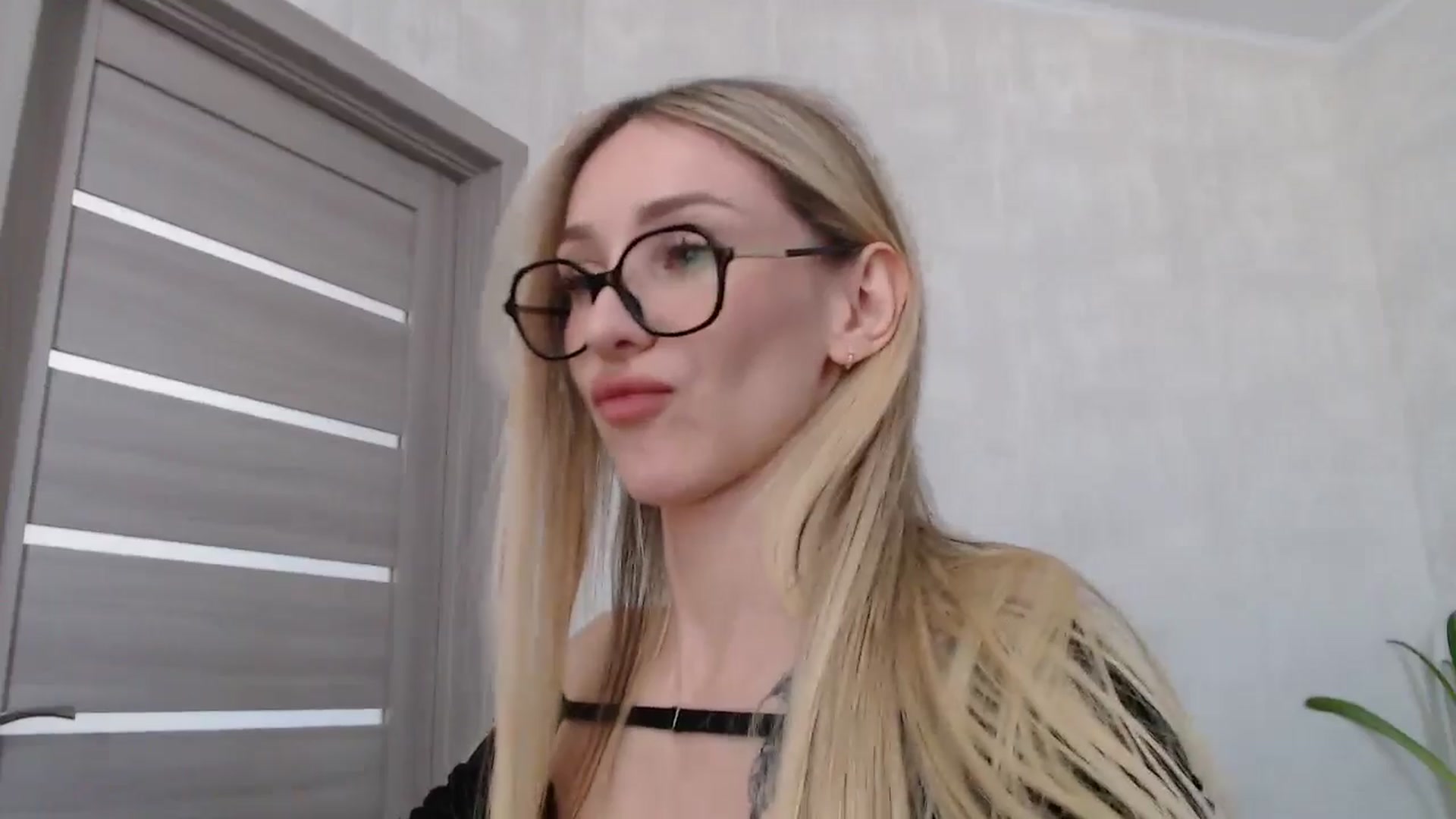 Gallery image thumbnail from Hot_ALISA's myfreecams stream on, 04/28/2026, 10:17 image 15 of 20
