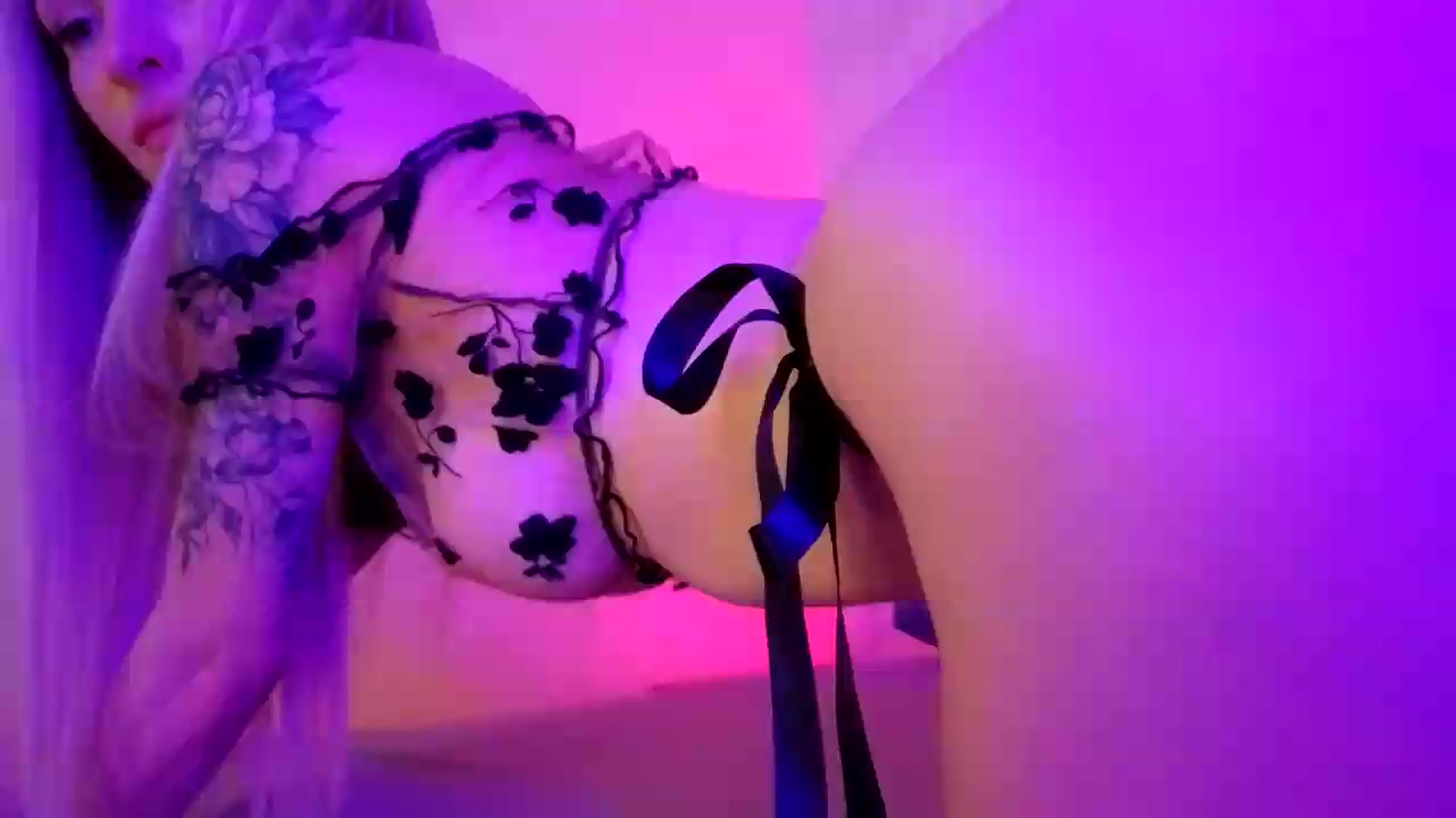 Gallery image thumbnail from Hot_ALISA's myfreecams stream on, 06/09/2026, 10:50 image 1 of 20