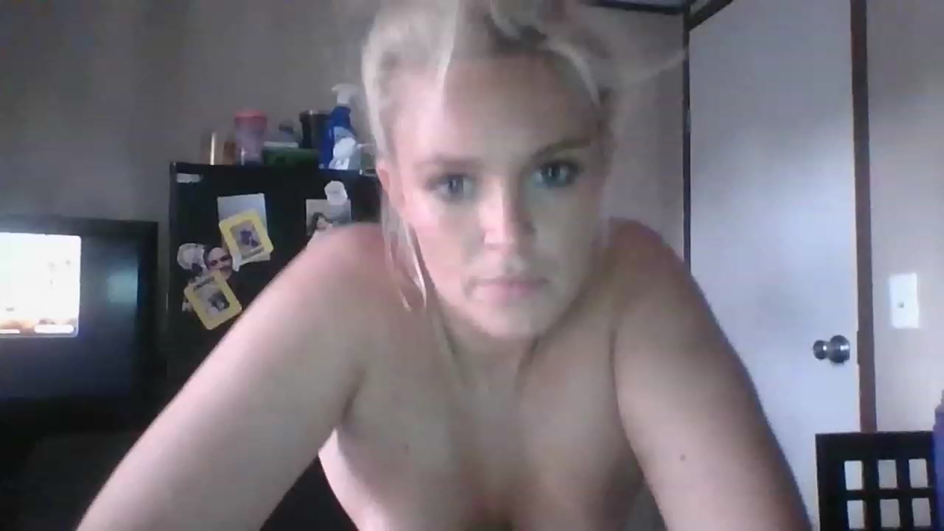 Gallery image thumbnail from Hot_HouseWife's myfreecams stream on, 05/05/2023, 14:09 image 18 of 20