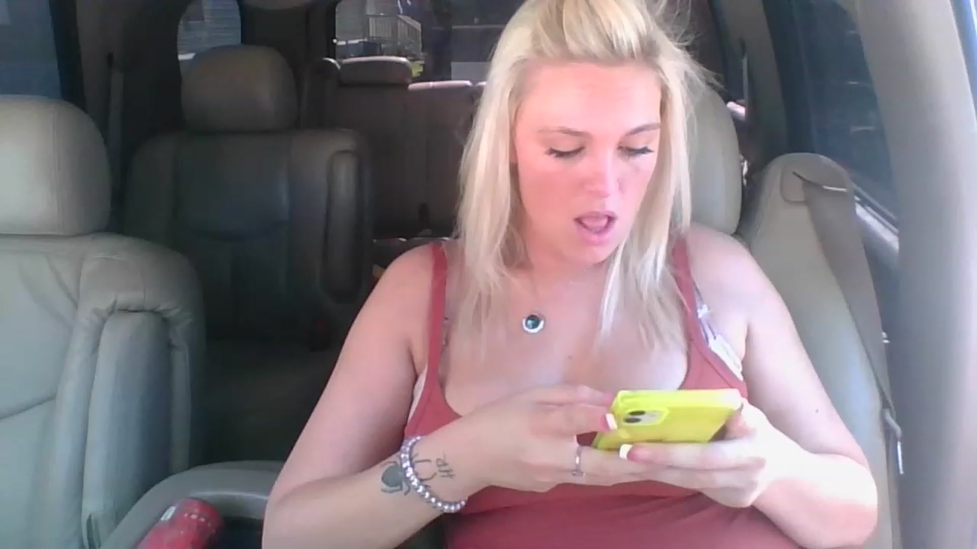 Gallery image thumbnail from Hot_HouseWife's myfreecams stream on, 05/19/2023, 15:28 image 12 of 20