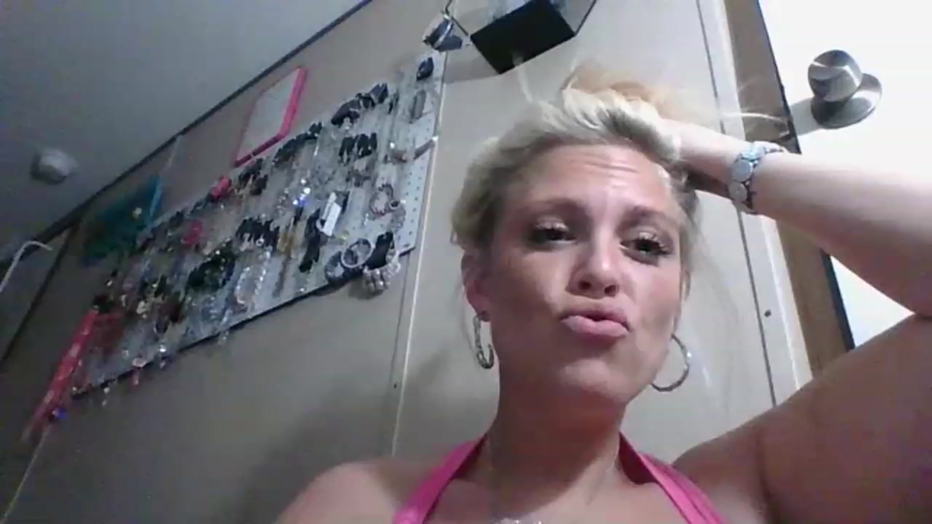 Gallery image thumbnail from Hot_HouseWife's myfreecams stream on, 05/30/2023, 10:03 image 10 of 20