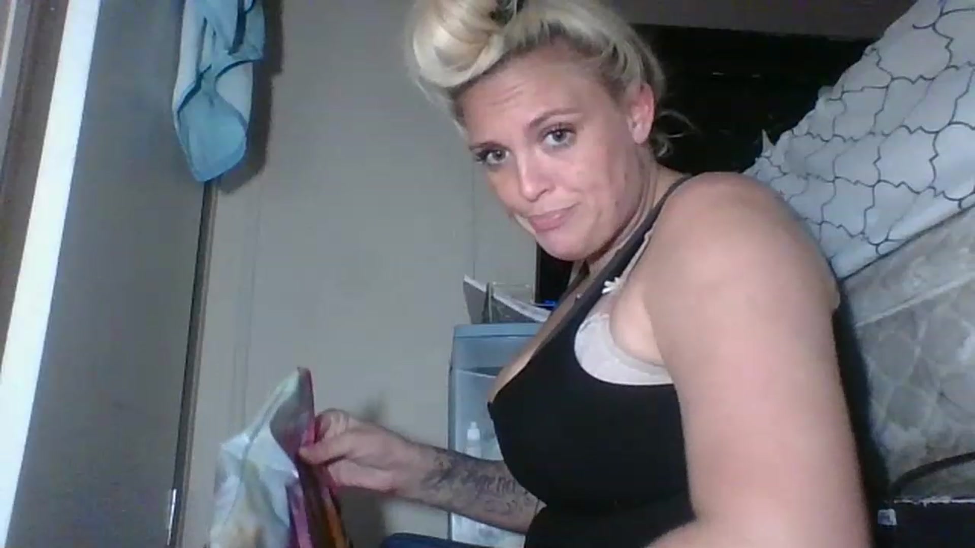 Gallery image thumbnail from Hot_HouseWife's myfreecams stream on, 05/31/2023, 09:14 image 3 of 20