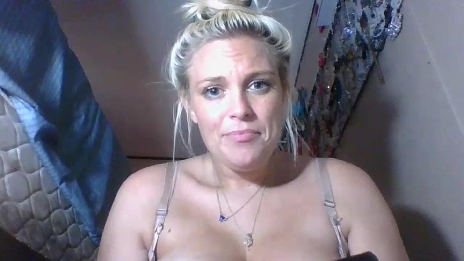 Gallery image thumbnail from Hot_HouseWife's myfreecams stream on, 06/02/2023, 12:10 image 10 of 20